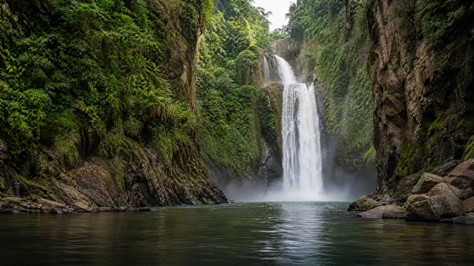 Pour rejoindre les chutes de Pagsanjan, il faut une balade en pirogue de 2 heures aller-retour à travers une gorge profonde de 300 pieds. Le trajet franchit 14 rapides avant de se terminer à la chute de 120 mètres.