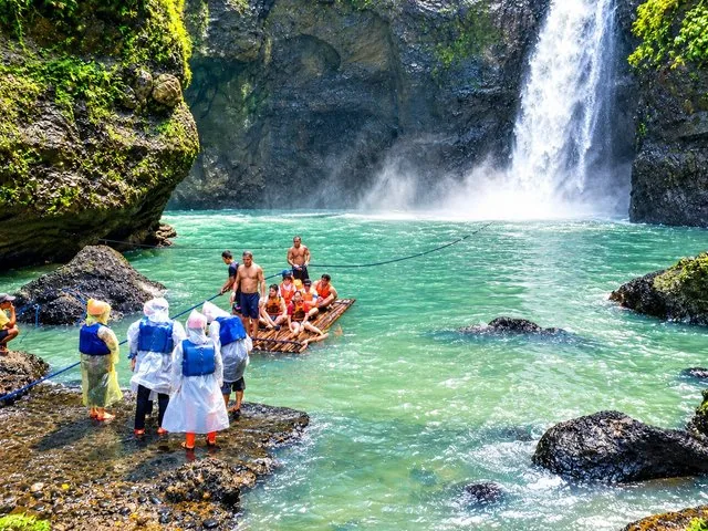 Personnes se préparant à monter sur un radeau en bambou sous les chutes de Pagsanjan