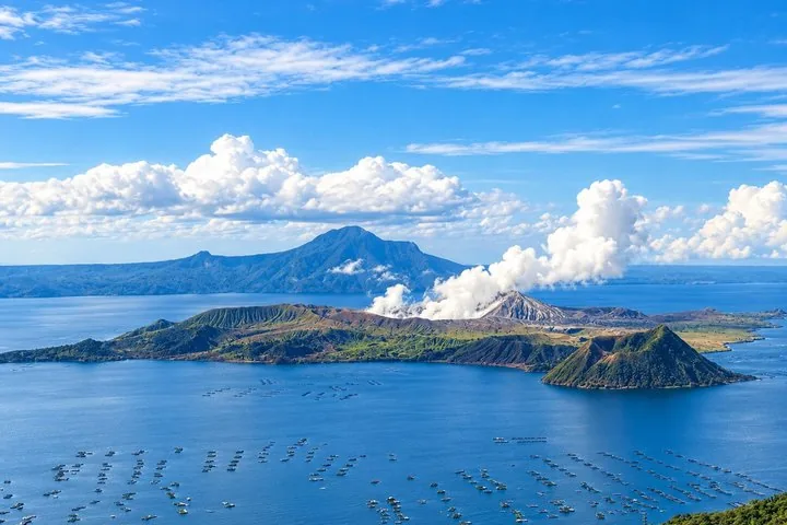 Vue panoramique du volcan Taal émettant de la vapeur dans un lac de cratère