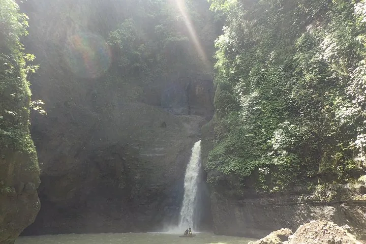 Vista lejana de las cataratas de Pagsanjan rodeadas de empinados acantilados rocosos